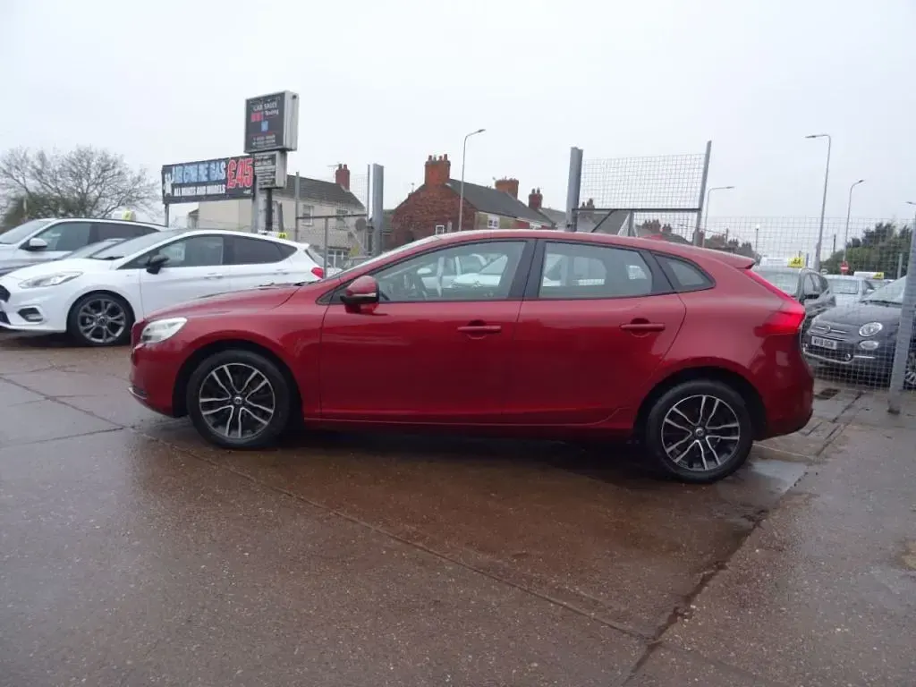 Usado Volvo V40 Momentum 122 HP (89 kW) 2016 Vermelho Citadino