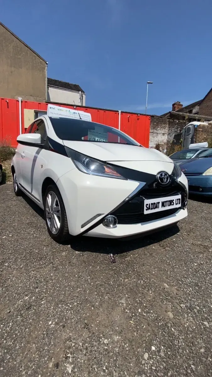 Used Toyota Aygo x-press 68 HP (50 kW) 2014 White Hatchback