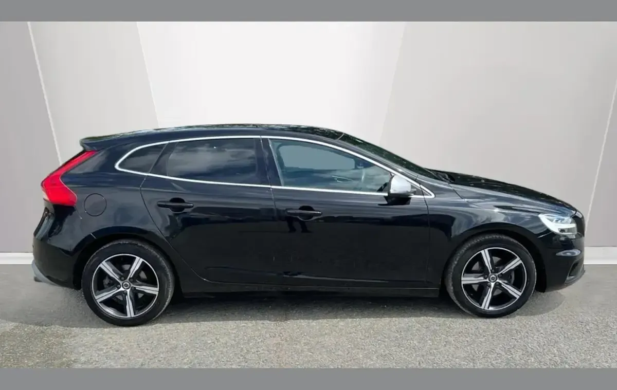 Used Volvo V40 R-Design 152 HP (111 kW) 2018 Black Hatchback