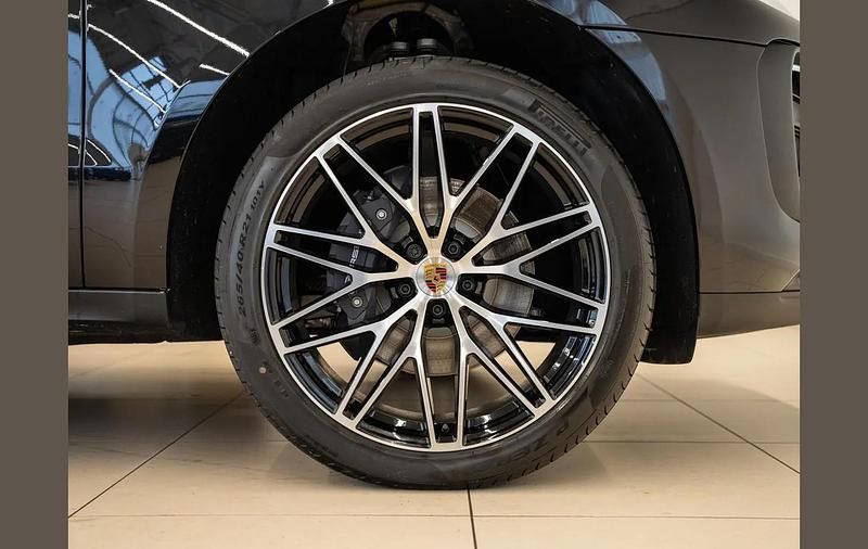 Used Porsche Macan 261 HP (191 kW) 2025 Black SUV