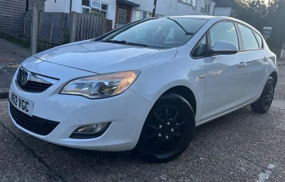 Used Vauxhall Astra 115 HP (84 kW) 2012 White Hatchback