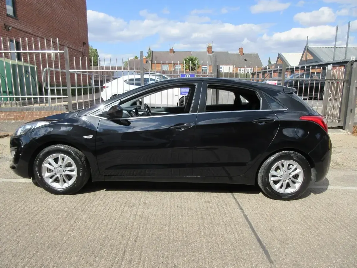 Used Hyundai i30 SE 108 HP (79 kW) 2015 Black Hatchback