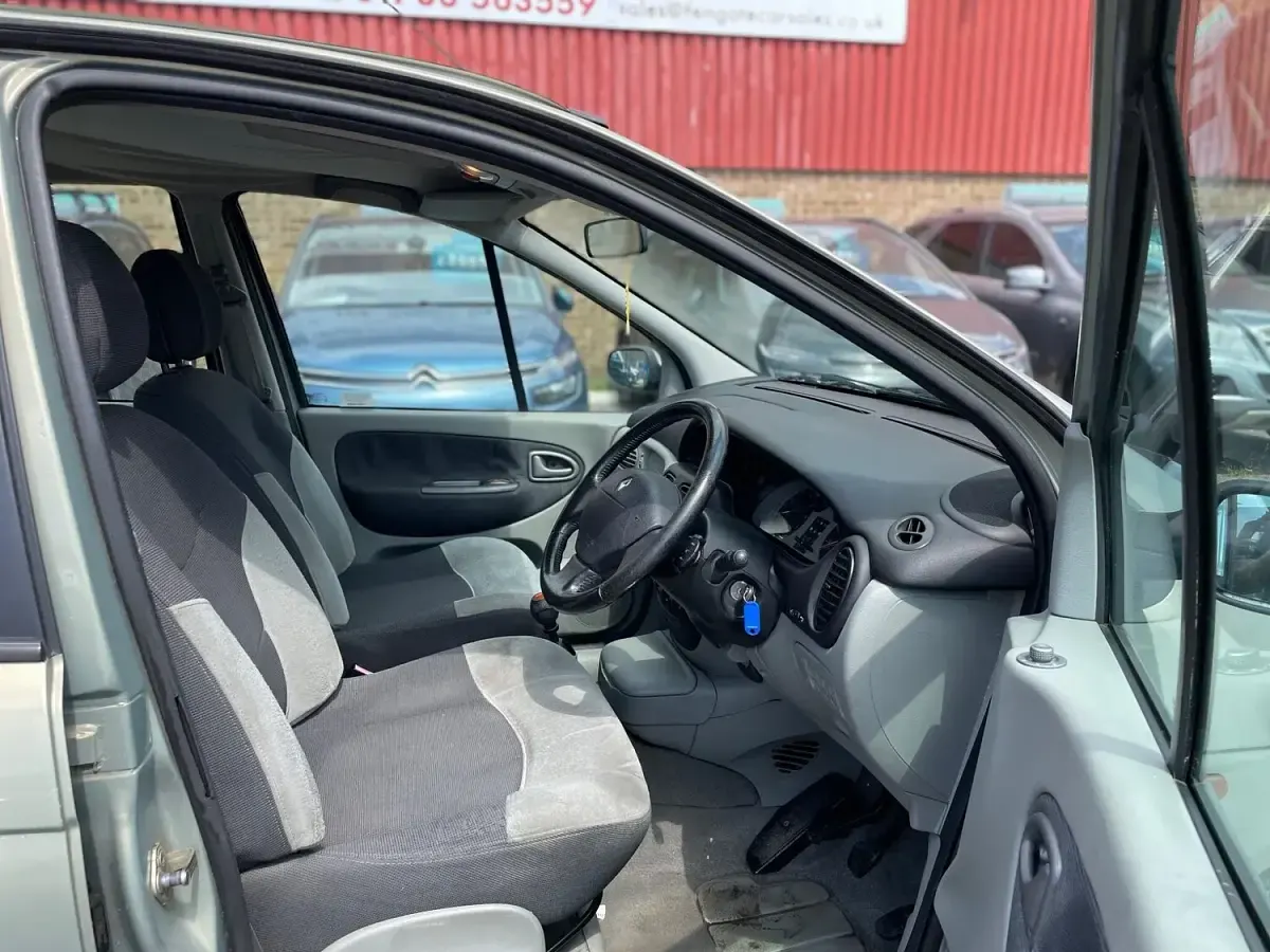 Used Renault Mégane 107 HP (78 kW) 2003 Beige MPV