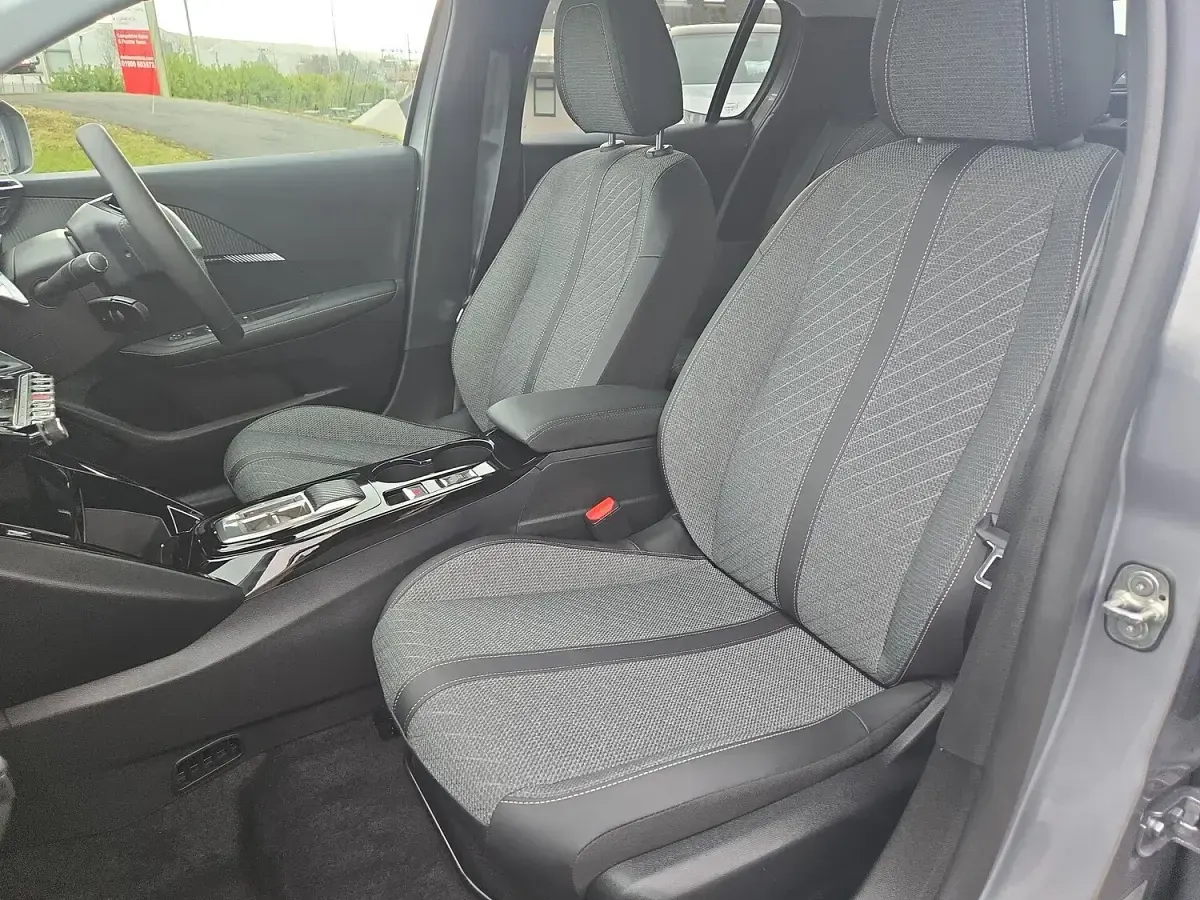 New Peugeot e-208 Allure 100 kW (136 HP) 2025 Grey Hatchback