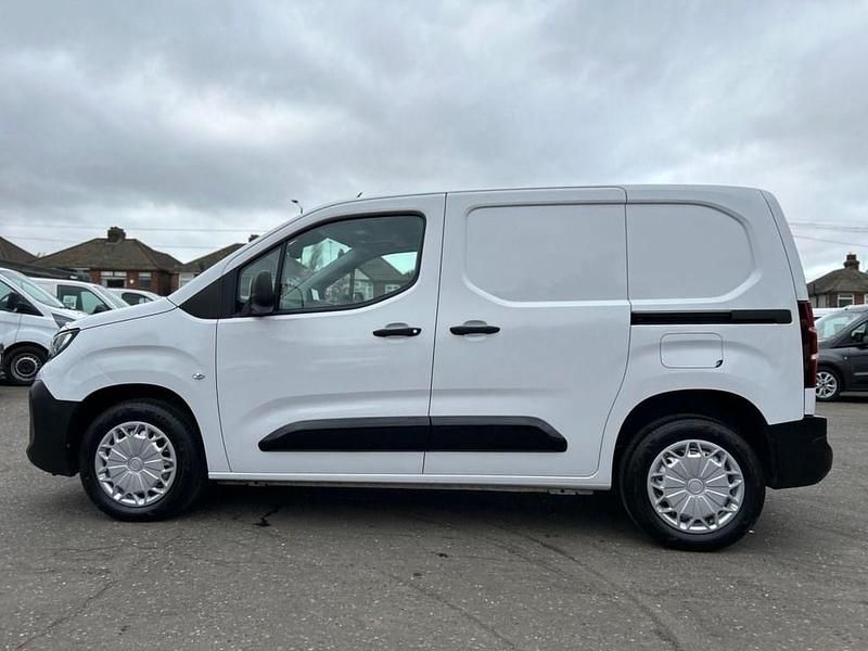 Used Vauxhall Combo 100 HP (73 kW) 2024 White MPV