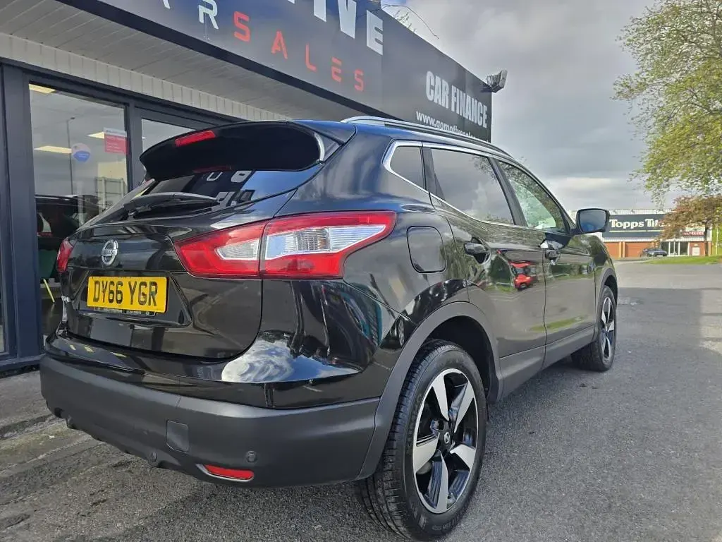 Used Nissan Qashqai N-Connecta 110 HP (80 kW) 2016 Black SUV