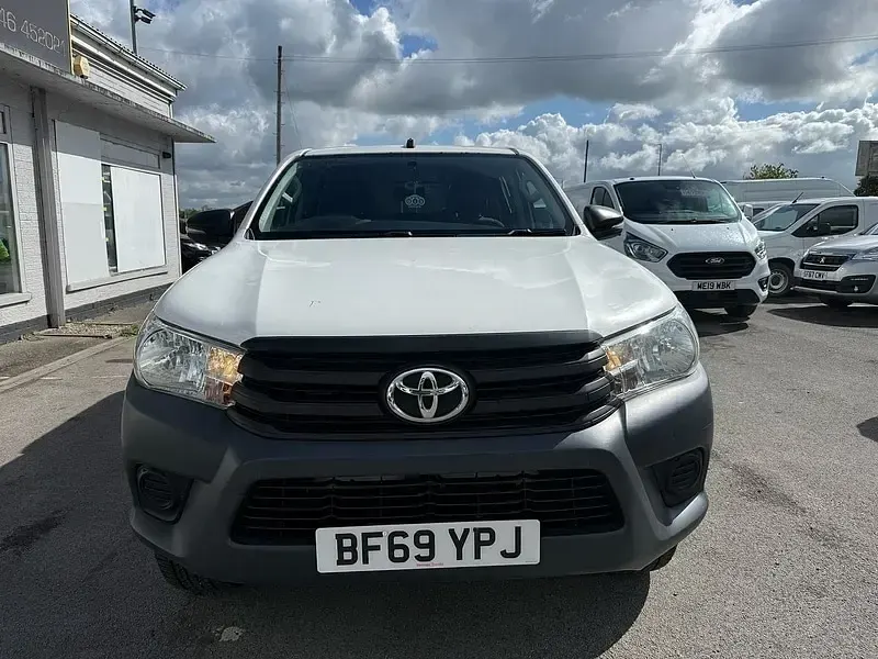 Used Toyota HiLux Active 150 HP (110 kW) 2019 White Pickup