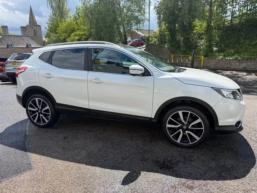 Used Nissan Qashqai Tekna 2016 White SUV