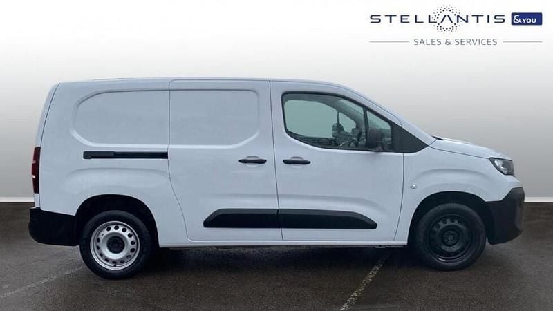 White Used 2025 Peugeot Partner MPV | £14,998 (Good price) - Image 1/3