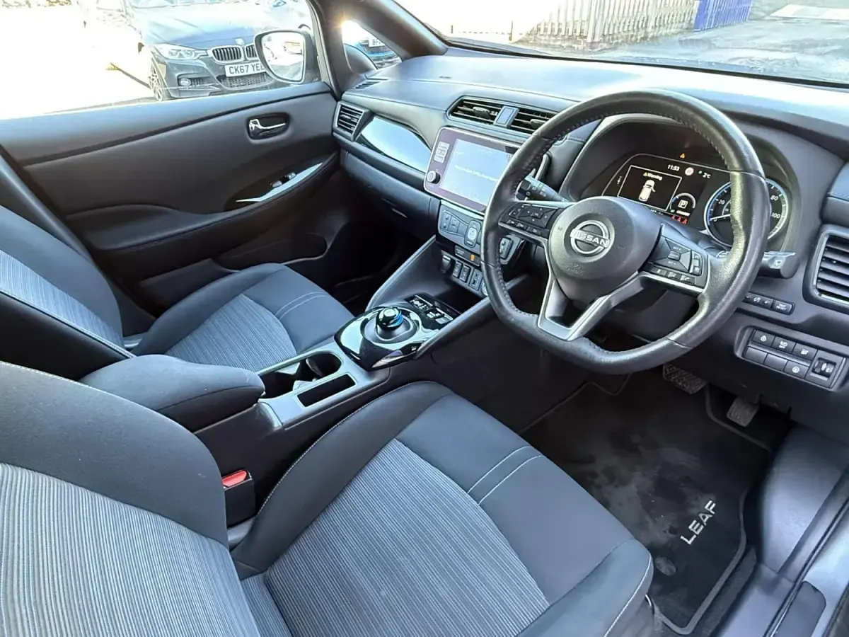 Begagnad Nissan Leaf N-Connecta 110 kW (150 HK) 2023 Grå Halvkombi