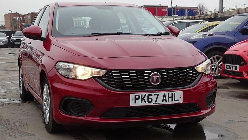Used Fiat Tipo Easy 95 HP (69 kW) 2017 Red Hatchback
