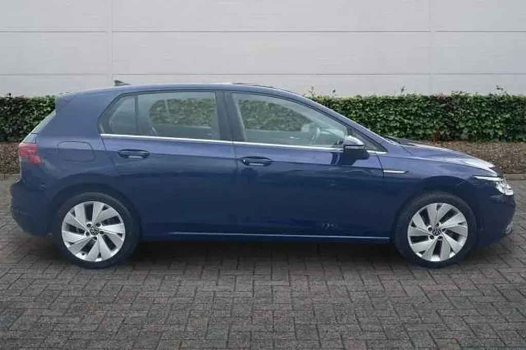 Second-hand VW Golf VIII Style 150 CP (110 kW) 2024 Albastru Hatchback