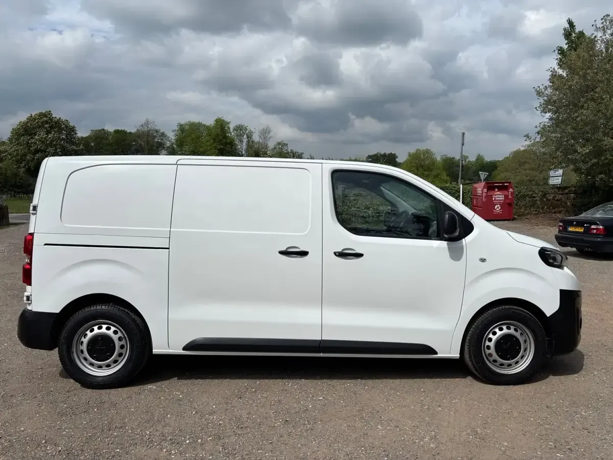 Second-hand Peugeot e-Expert S 100 kW (136 CP) 2021 Alb Van