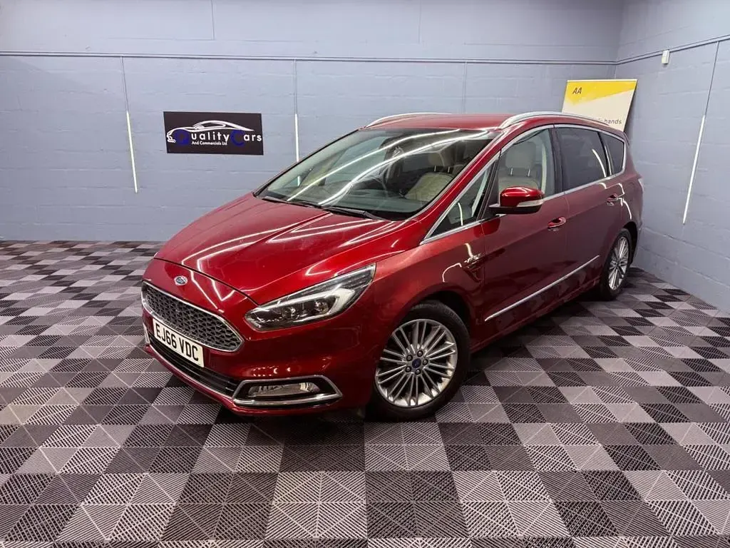 Used Ford S-MAX Vignale 240 HP (176 kW) 2016 Red MPV