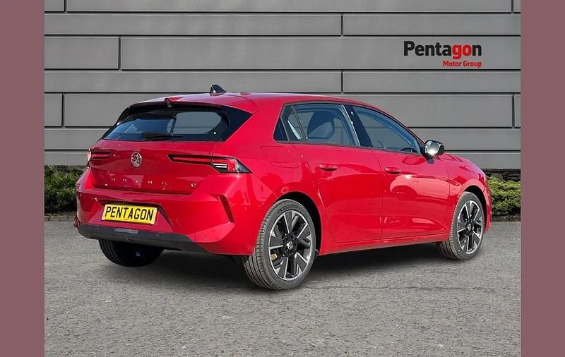 Used Vauxhall Astra Design Edition 114 kW (156 HP) 2024 Cobalt blue Hatchback