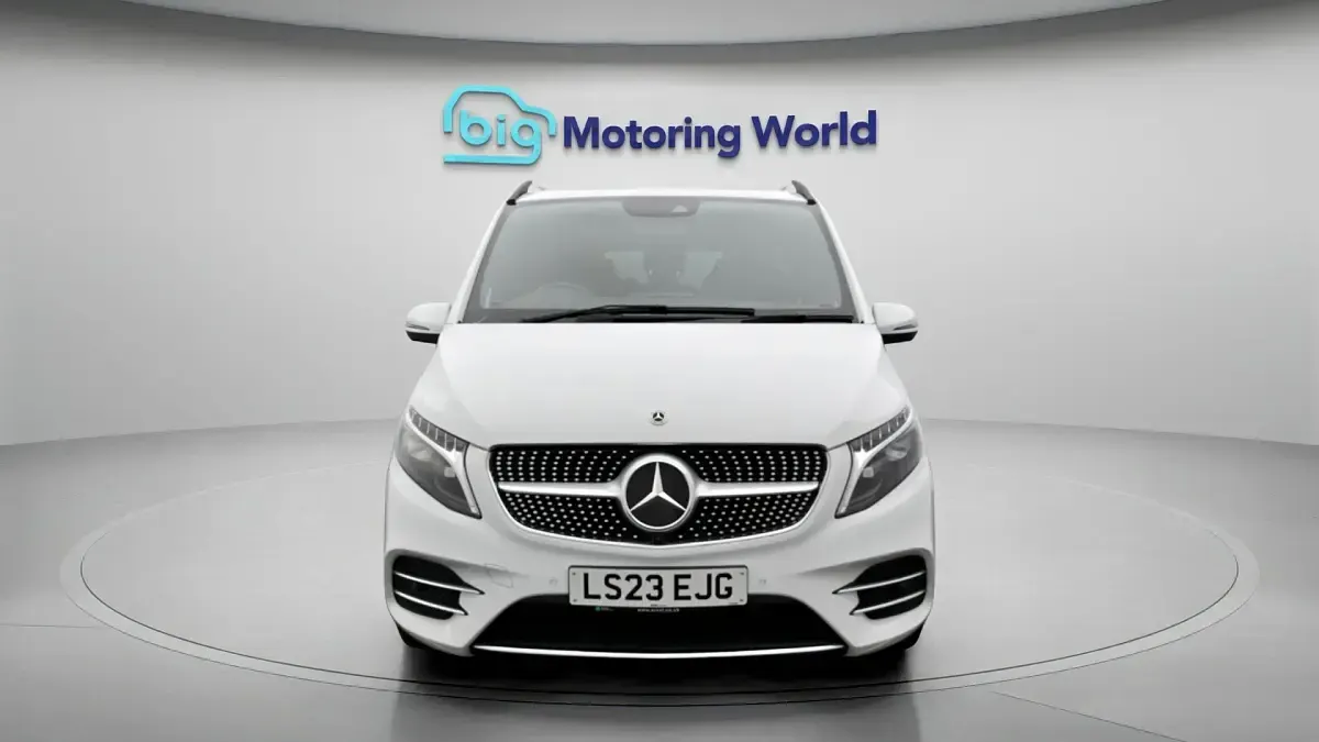 Used Mercedes V300 AMG line 237 HP (174 kW) 2023 White MPV