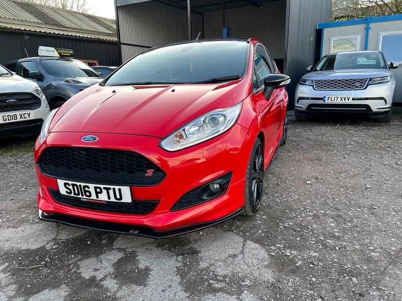 Usado Ford Fiesta Zetec 2016 Vermelho Citadino