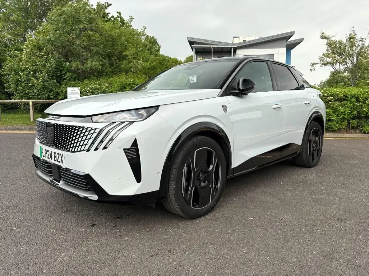 Usado Peugeot e-3008 GT 152 kW (207 CV) 2024 Blanco SUV
