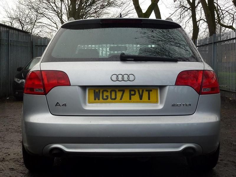 Usado Audi A4 S-Line 168 CV (123 kW) 2007 Plateado Familiar