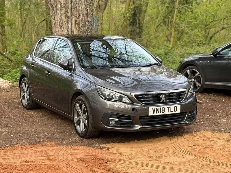 Usado Peugeot 308 Allure 130 HP (95 kW) 2018 Cinzento Citadino