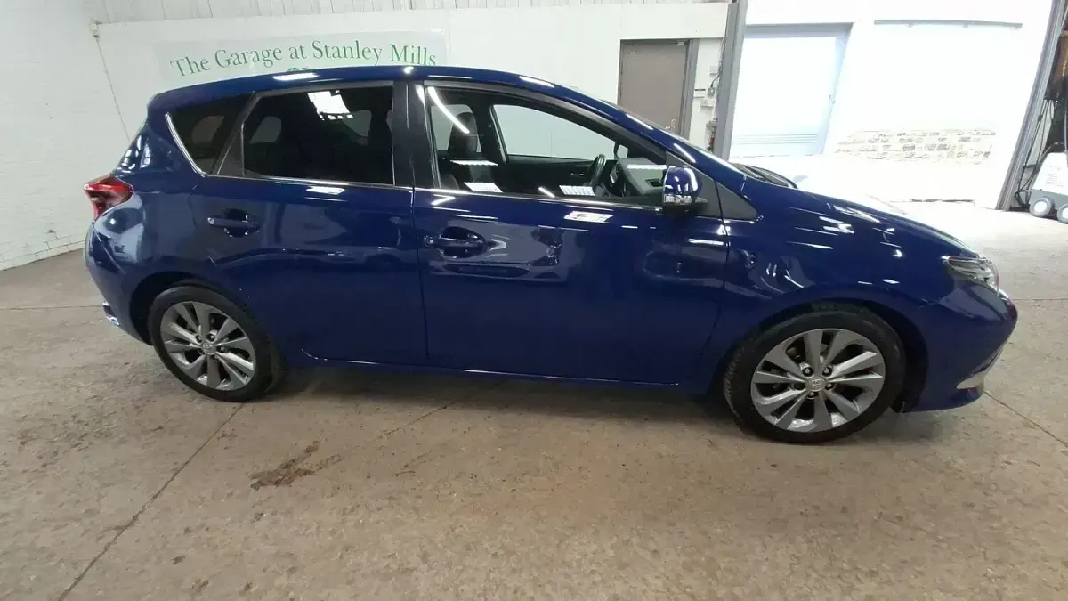 Used Toyota Auris 116 HP (85 kW) 2017 Blue Hatchback