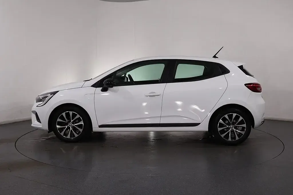 Used Renault Clio Evolution 90 HP (66 kW) 2022 White Hatchback