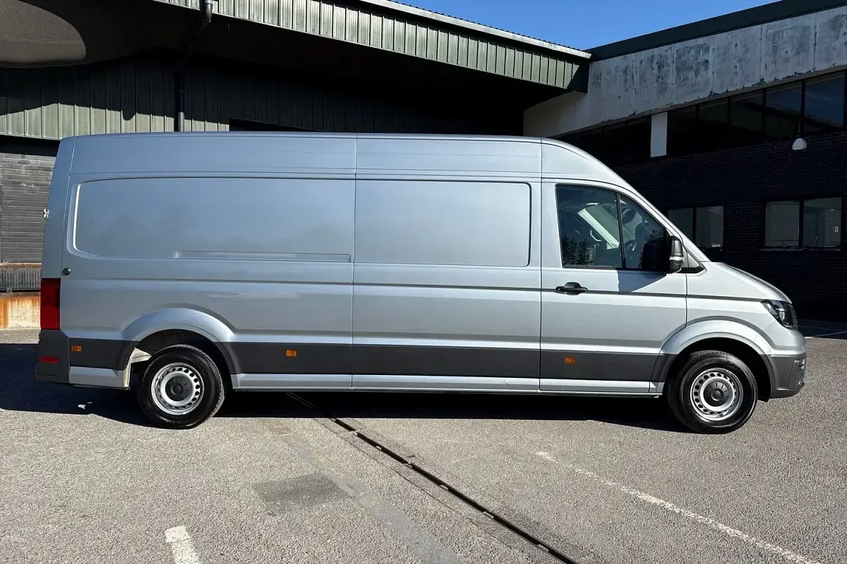 Usado VW Crafter 140 HP (102 kW) 2025 Prateado Van