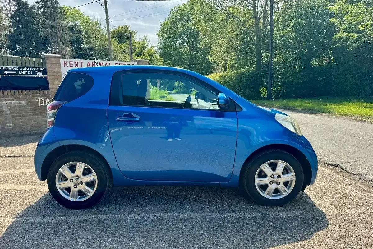 Used Toyota iQ 68 HP (50 kW) 2010 Blue Hatchback