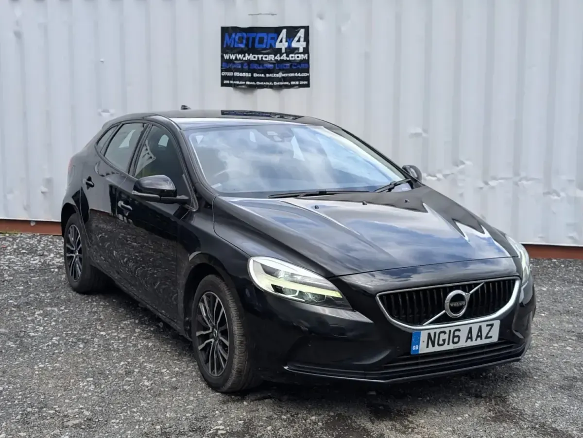 Begagnad Volvo V40 Momentum 122 HK (89 kW) 2016 Svart Halvkombi