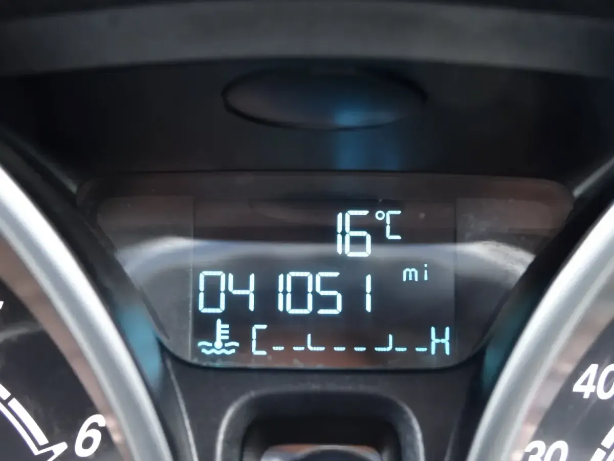 Usado Ford Fiesta Zetec 100 CV (73 kW) 2015 Rojo Utilitario