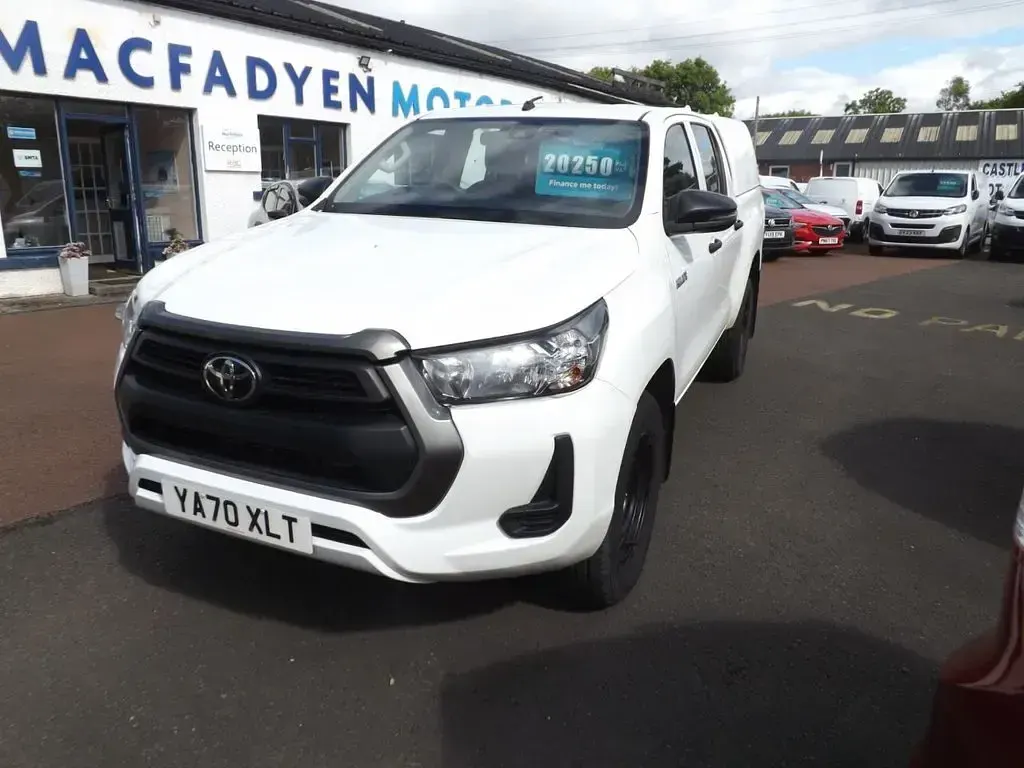 Used Toyota HiLux Active 150 HP (110 kW) 2021 White Pickup