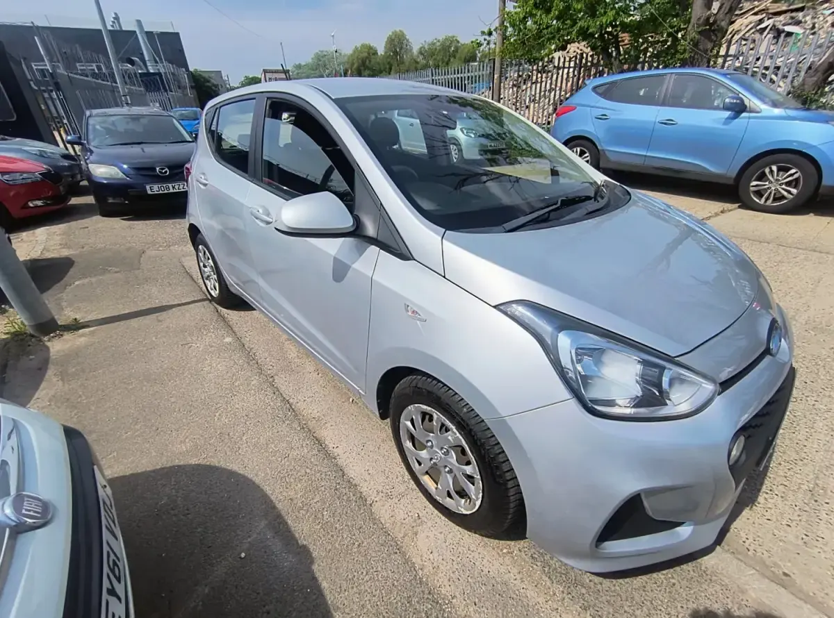 Käytetty Hyundai i10 SE 66 HP (48 kW) 2017 Hopea Viistoperä