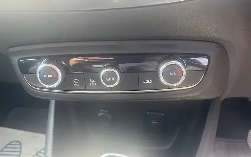 Used Vauxhall Crossland X Elite 131 HP (96 kW) 2020 White SUV