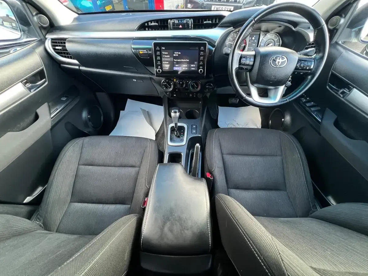 Gebraucht Toyota HiLux 150 PS (110 kW) 2021 Weiß Pickup