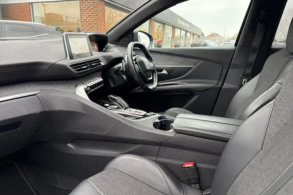 Used Peugeot 3008 Premium 130 HP (95 kW) 2019 Black SUV