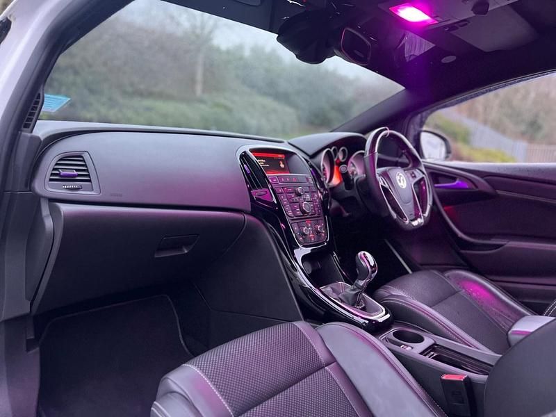 Used Vauxhall Astra GTC S 280 HP (205 kW) 2016 White Hatchback