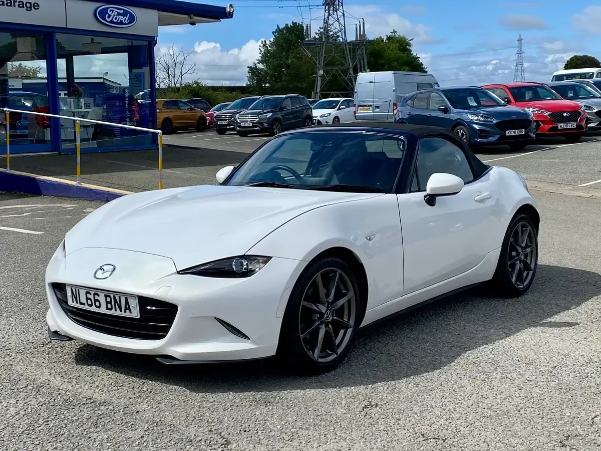 Used Mazda MX5 Inclusive 160 HP (117 kW) 2016 White Cabriolet
