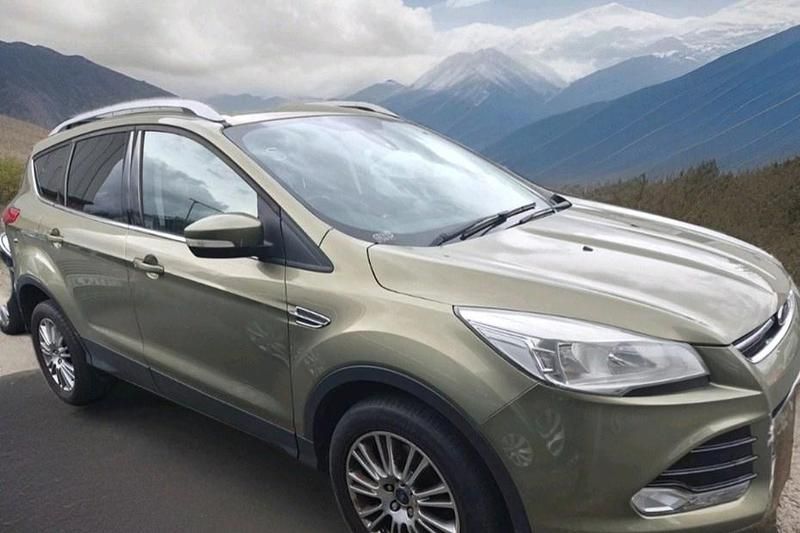 Usado Ford Kuga Titanium 163 HP (119 kW) 2013 Verde SUV