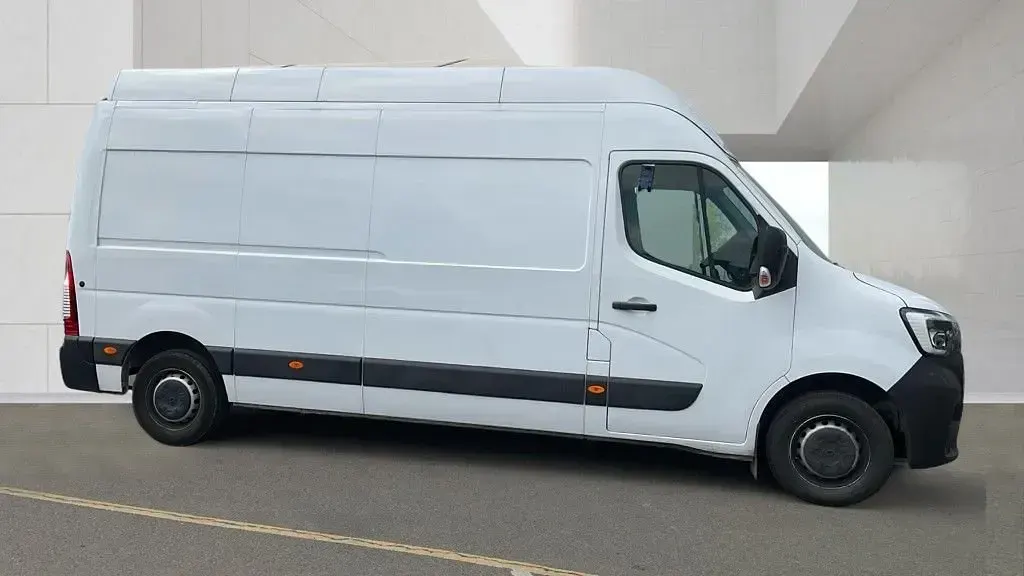 Used Renault Master Business 135 HP (99 kW) 2023 White MPV