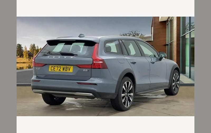 Used Volvo V60 CC Plus 247 HP (181 kW) 2022 Grey Estate