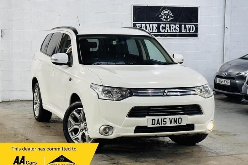 Used Mitsubishi Outlander P-HEV 2015 White Estate