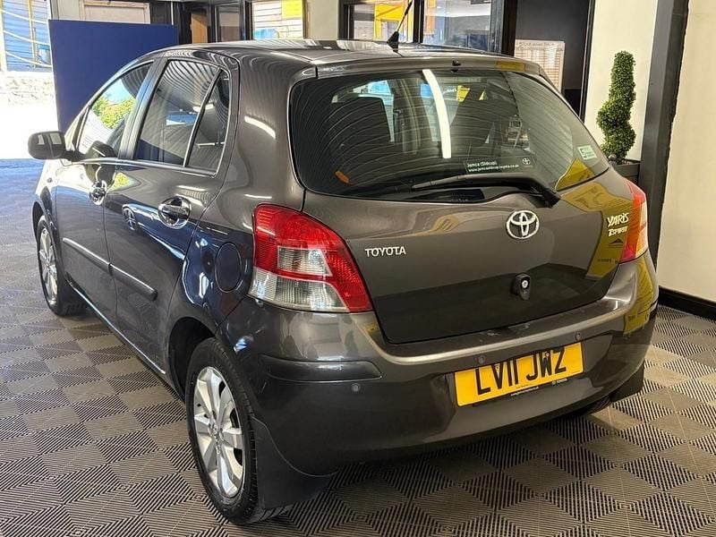 Begagnad Toyota Yaris 2011 Grå Halvkombi