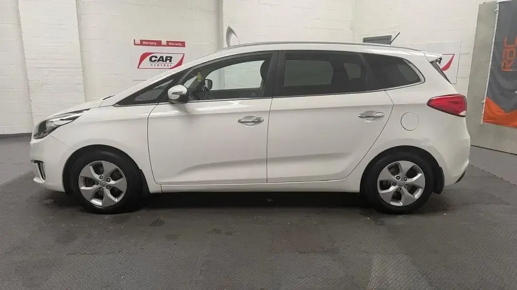 Usado Kia Carens 114 HP (83 kW) 2015 Branco Monovolume