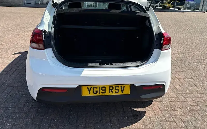 Used Kia Rio 84 HP (61 kW) 2019 White Hatchback