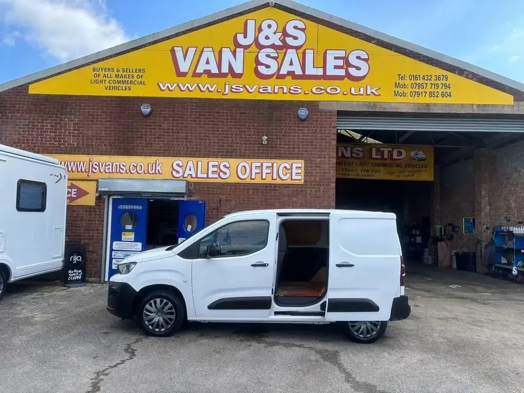 Second-hand Peugeot Partner Premium 131 CP (96 kW) 2022 Alb Monovolum