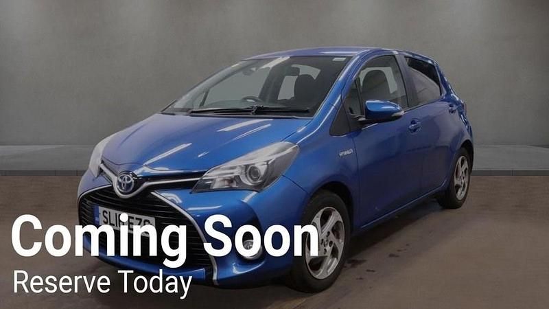 Used Toyota Yaris Hybrid 101 HP (74 kW) 2016 Blue Hatchback