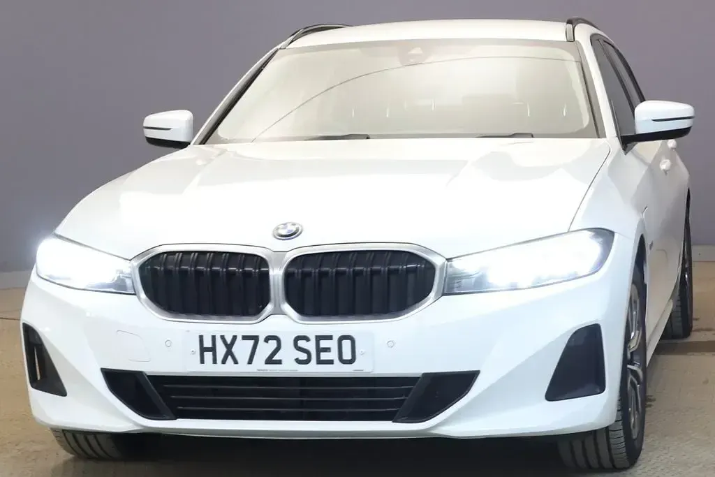 Used BMW 330 Sport Line 288 HP (211 kW) 2023 White Estate