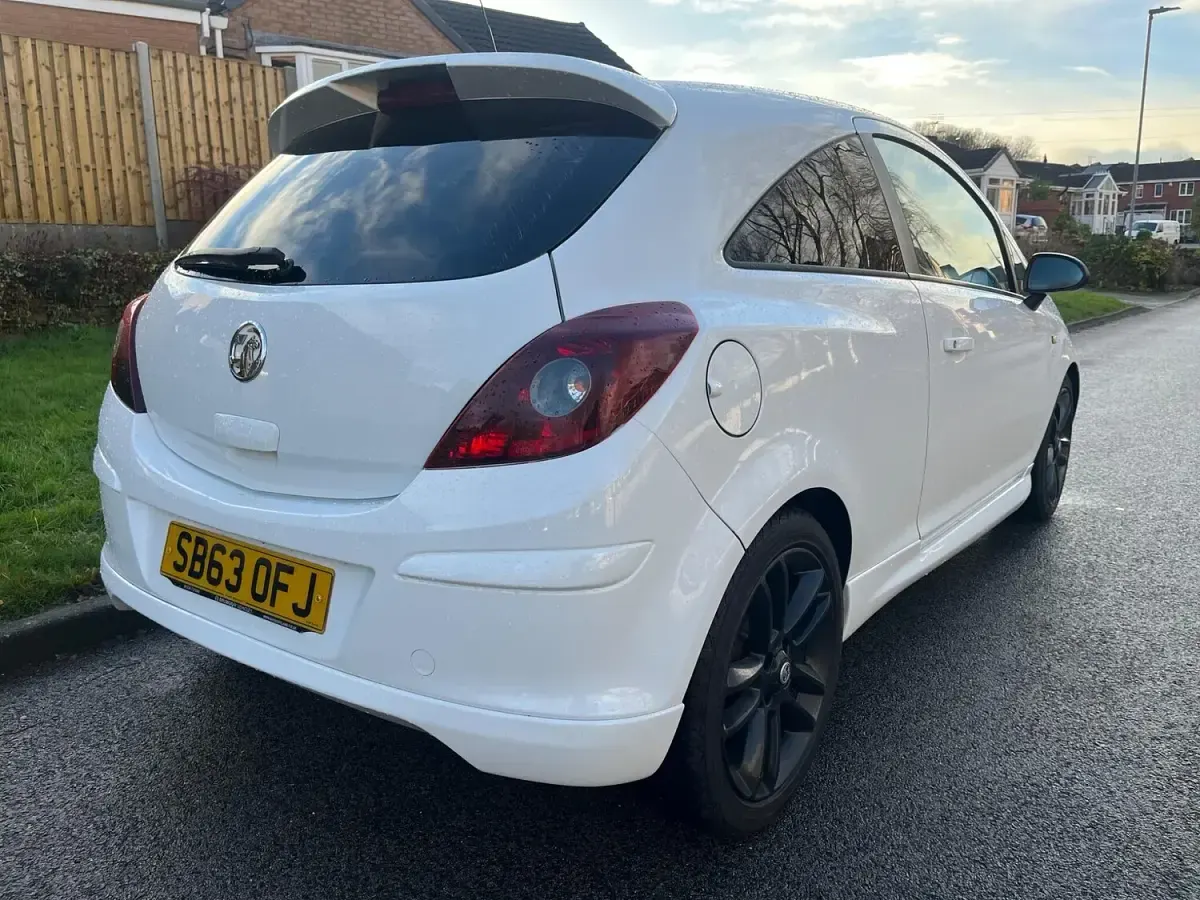 Used Vauxhall Corsa Edition 83 HP (61 kW) 2013 White Hatchback