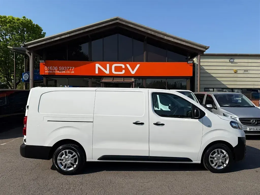 Usado Vauxhall Vivaro S 100 HP (73 kW) 2020 Branco Monovolume