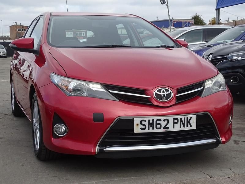 Red Used 2012 Toyota Auris Hatchback | £3,795 - Image 1/4
